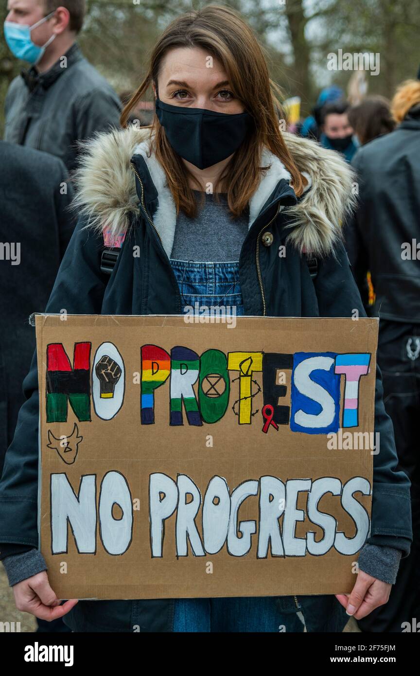 Londra, Regno Unito. 3 Apr 2021. Uccidere la protesta di Bill da parte di persone arrabbiate per la nuova legislazione chiamato polizia, crimine, condanna e tribunali Bill, che darebbe alla polizia più poteri per imporre restrizioni sulle proteste. La protesta è stata sostenuta da diversi gruppi tra cui la ribellione estinzione e Black Lives Matter. Ha cominciato all'angolo dei diffusori ed è stato seguito da una marcia attraverso Westminster. Credit: Guy Bell/Alamy Live News Foto Stock