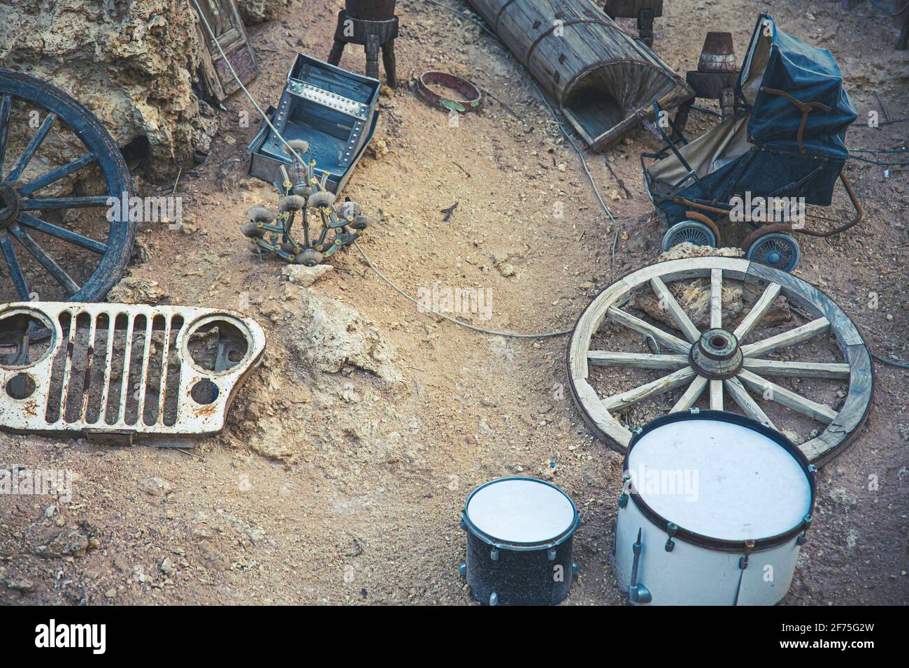 Vari vecchi spazzatura sparsi nella sabbia. Frammento di disegno del popolare caffè Farsha a Sharm El Sheikh, Egitto. Foto Stock