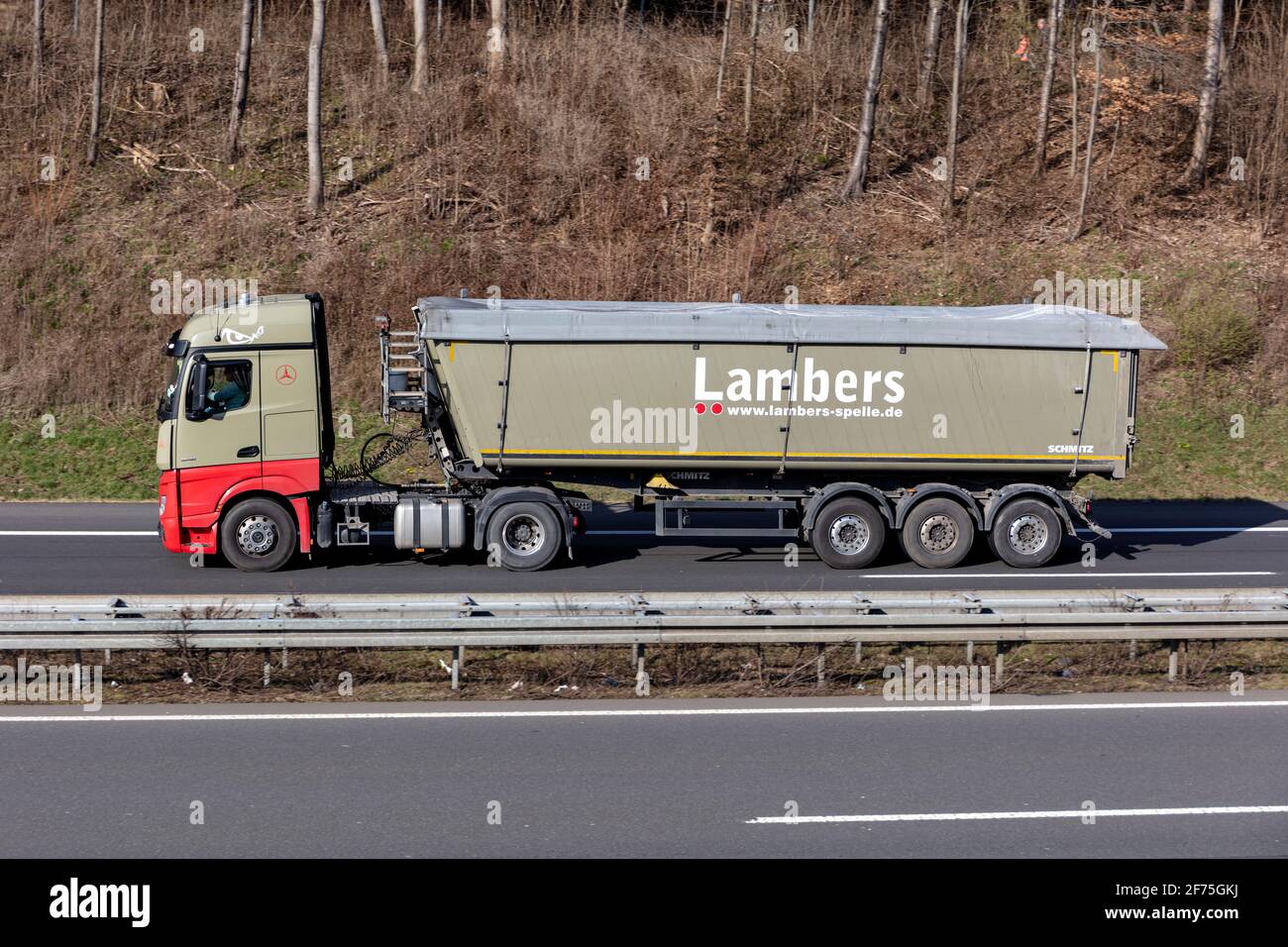 Camion Mercedes-Benz Lambers con rimorchio ribaltabile in autostrada. Foto Stock