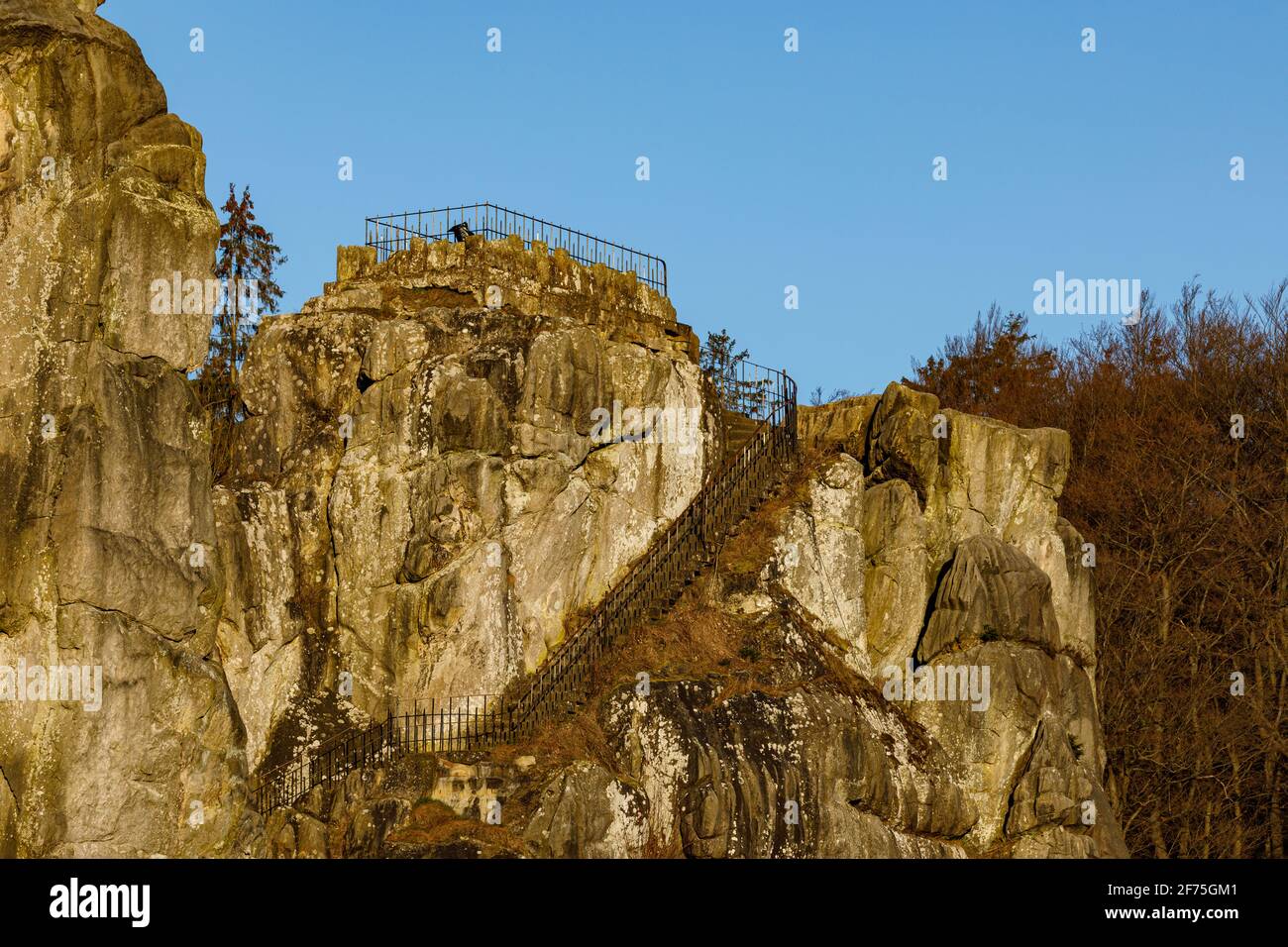 La formazione rocciosa di Externsteine nella foresta di Teuteburg in Germania Foto Stock