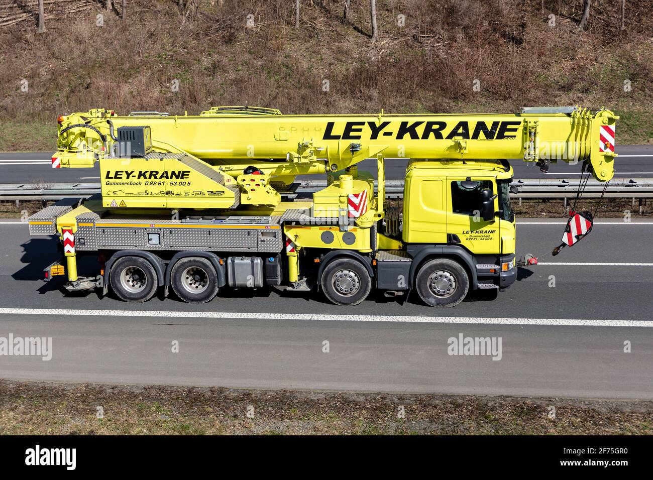 Gru Scania montata su autocarro Ley-Krane su autostrada. Foto Stock