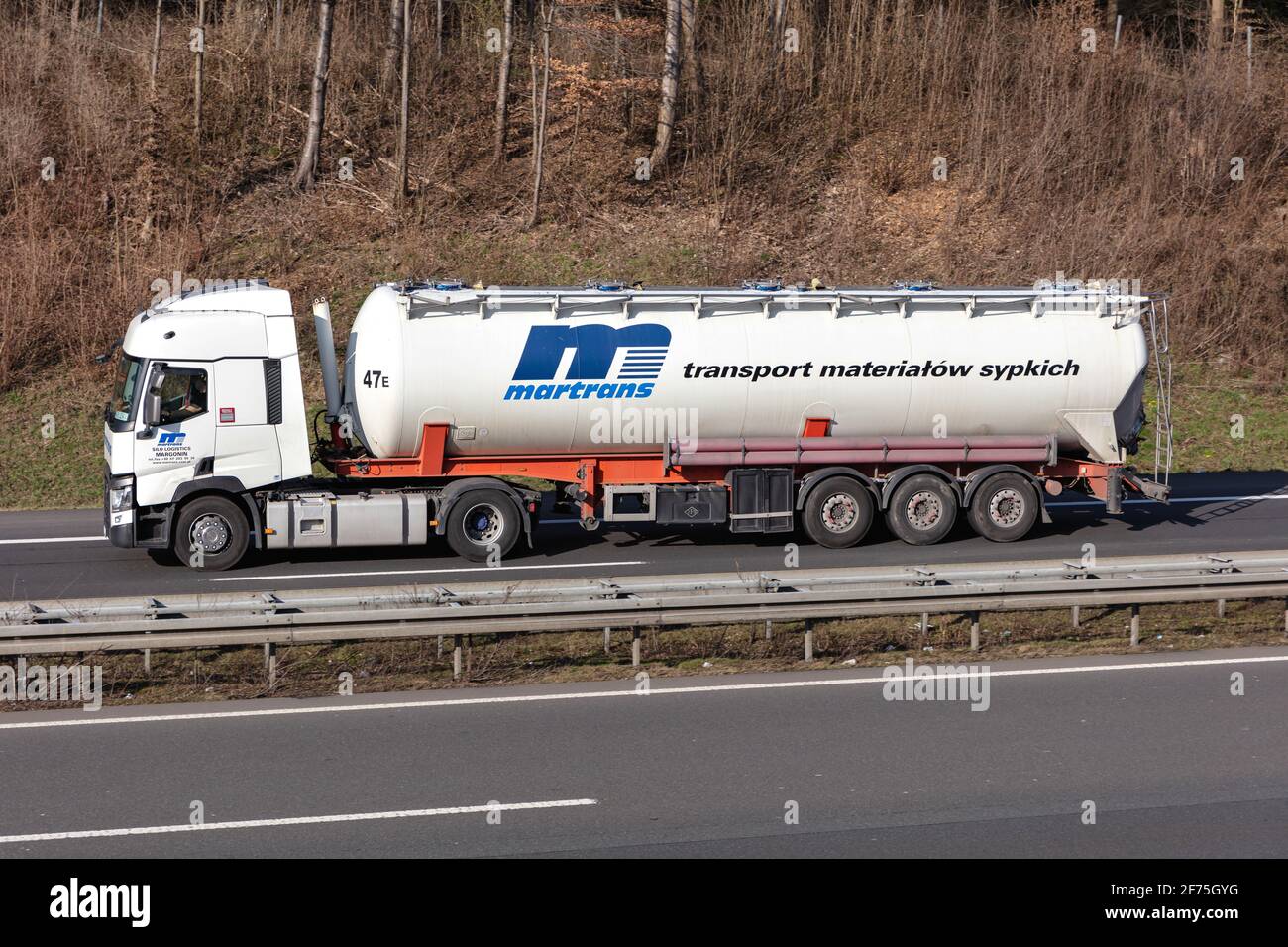 Camion Martrans Renault con rimorchio silo in autostrada. Foto Stock