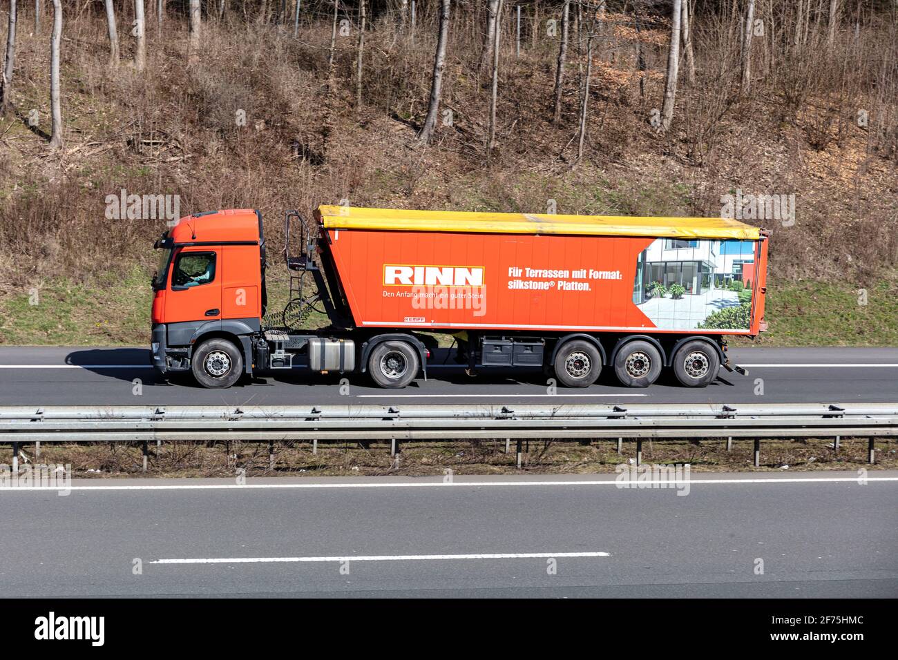 Camion Rinn Mercedes-Benz con rimorchio ribaltabile in autostrada. Foto Stock