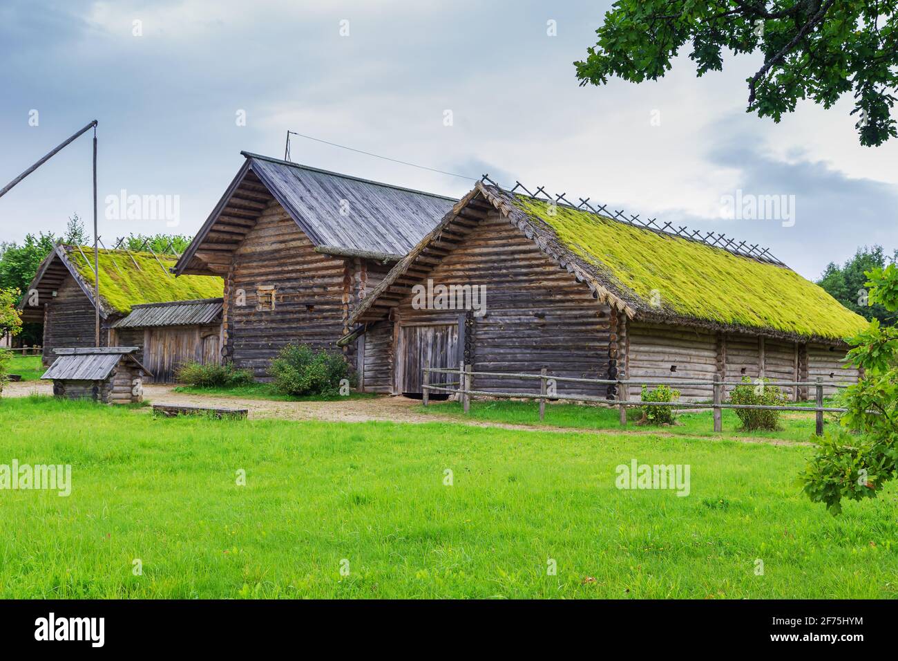 Il museo all'aperto 'Pushkin Village.' Ricostruzione del vecchio stile di vita russo. Russia, Pushkin montagna, villaggio Bogrovo - 27 agosto 2020. Foto Stock