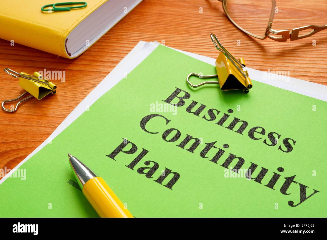 Pila di documenti con piano di Business Continuity BCP e penna. Foto Stock