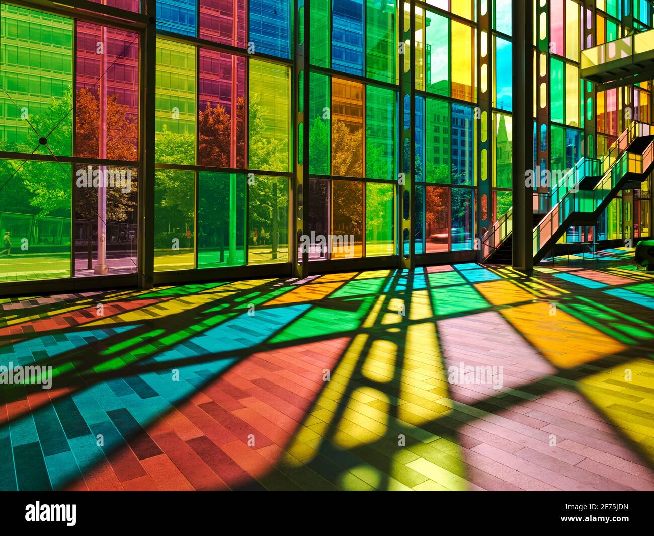 Canada, Quebec, Montreal, Palais des Congres de Montreal, Montreal Convention Centre. Pannelli di vetro colorati che gettano ombre sul pavimento Foto Stock