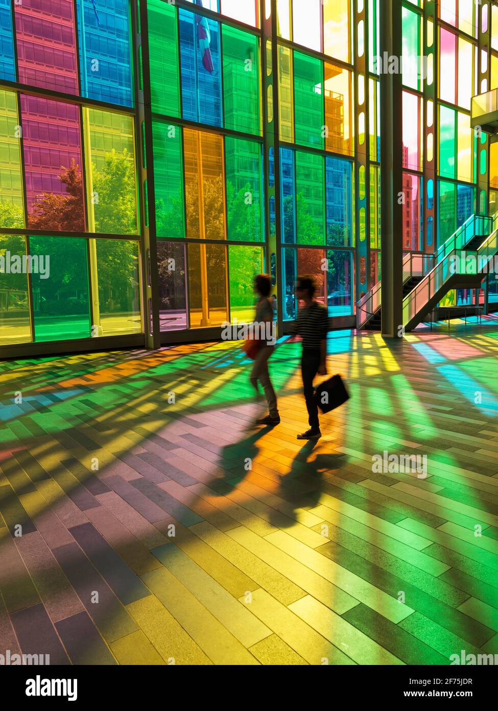 Canada, Quebec, Montreal, Palais des congres de Montreal, Montreal Convention Centre. Pannelli in vetro colorato Foto Stock