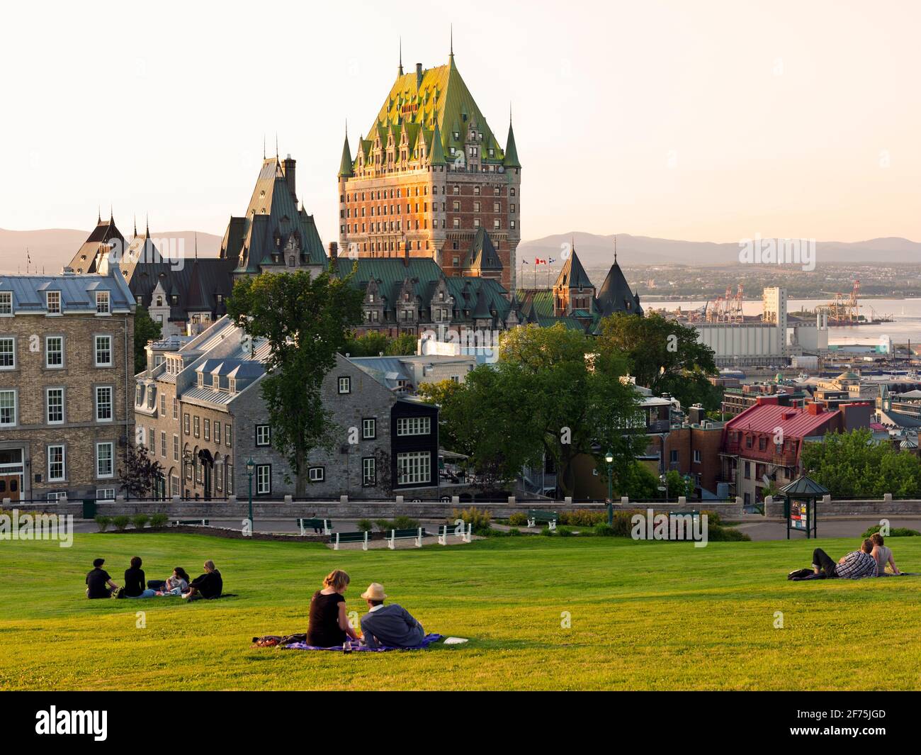 Canada, Quebec, Quebec City, vista dello skyline di Quebec City luce nel tardo pomeriggio con le persone che godono la vista. Foto Stock