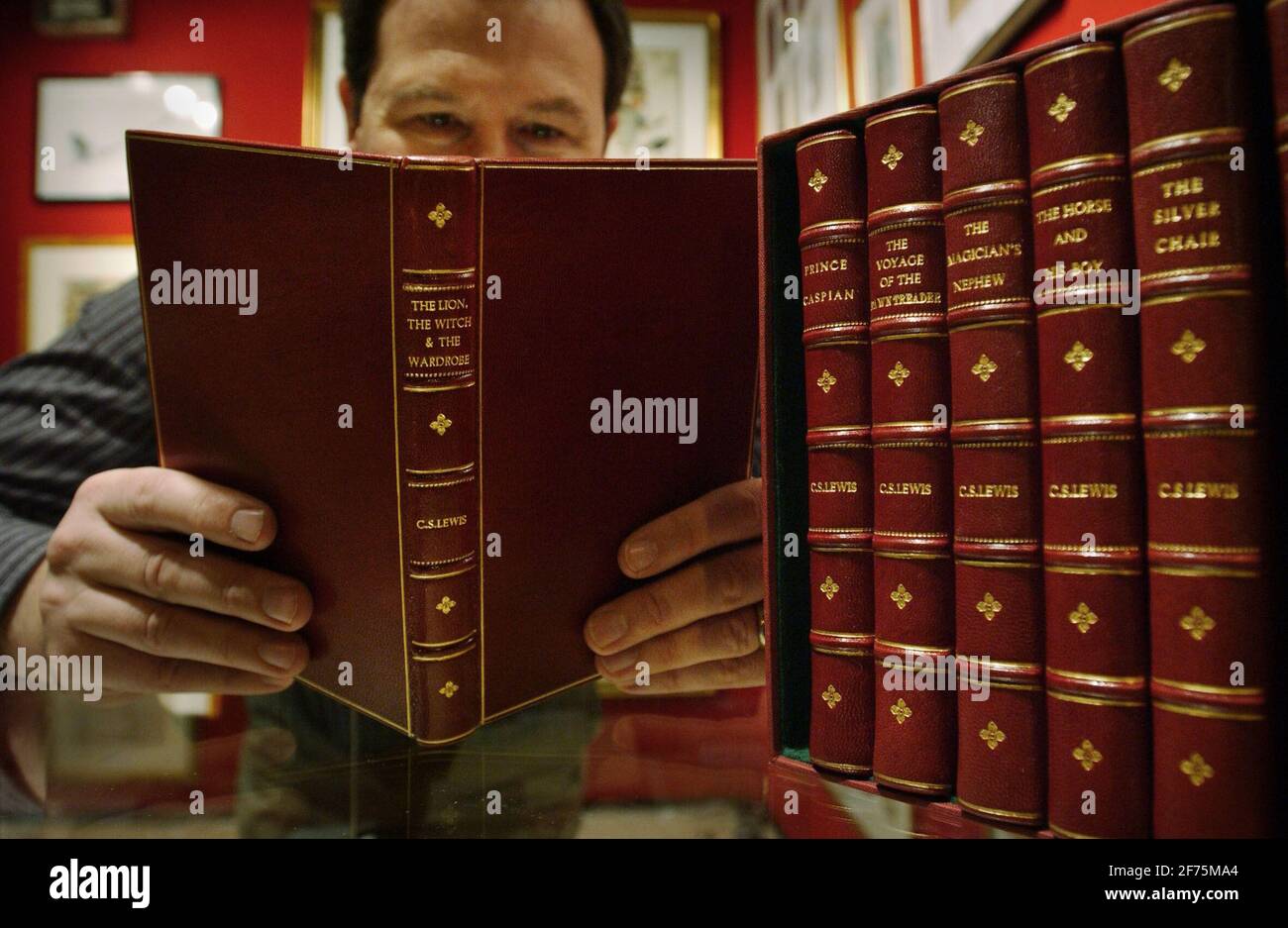 1° EDIZIONE CRONICLES DI NANIA PER ALE A LIBRI ILLUSTRATI E' PARTE DELLA FIERA NAZIONALE DELL'ARTE E DELL'ANTIQUARIATO, NEC, BIRMINGHAM.17/1/06 TOM PILSTON Foto Stock