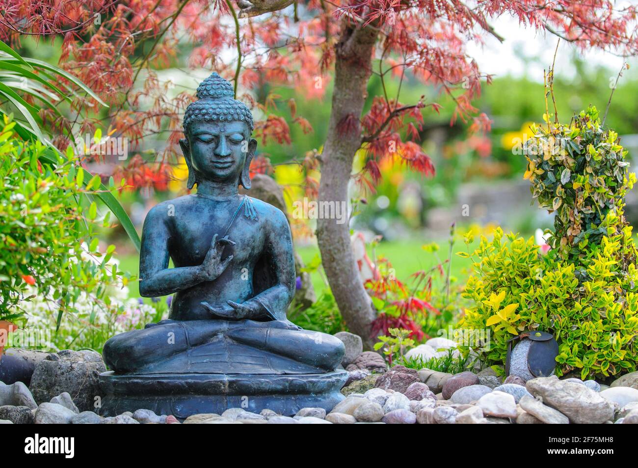 Scultura di Buddha in giardino ornamentale Foto stock - Alamy