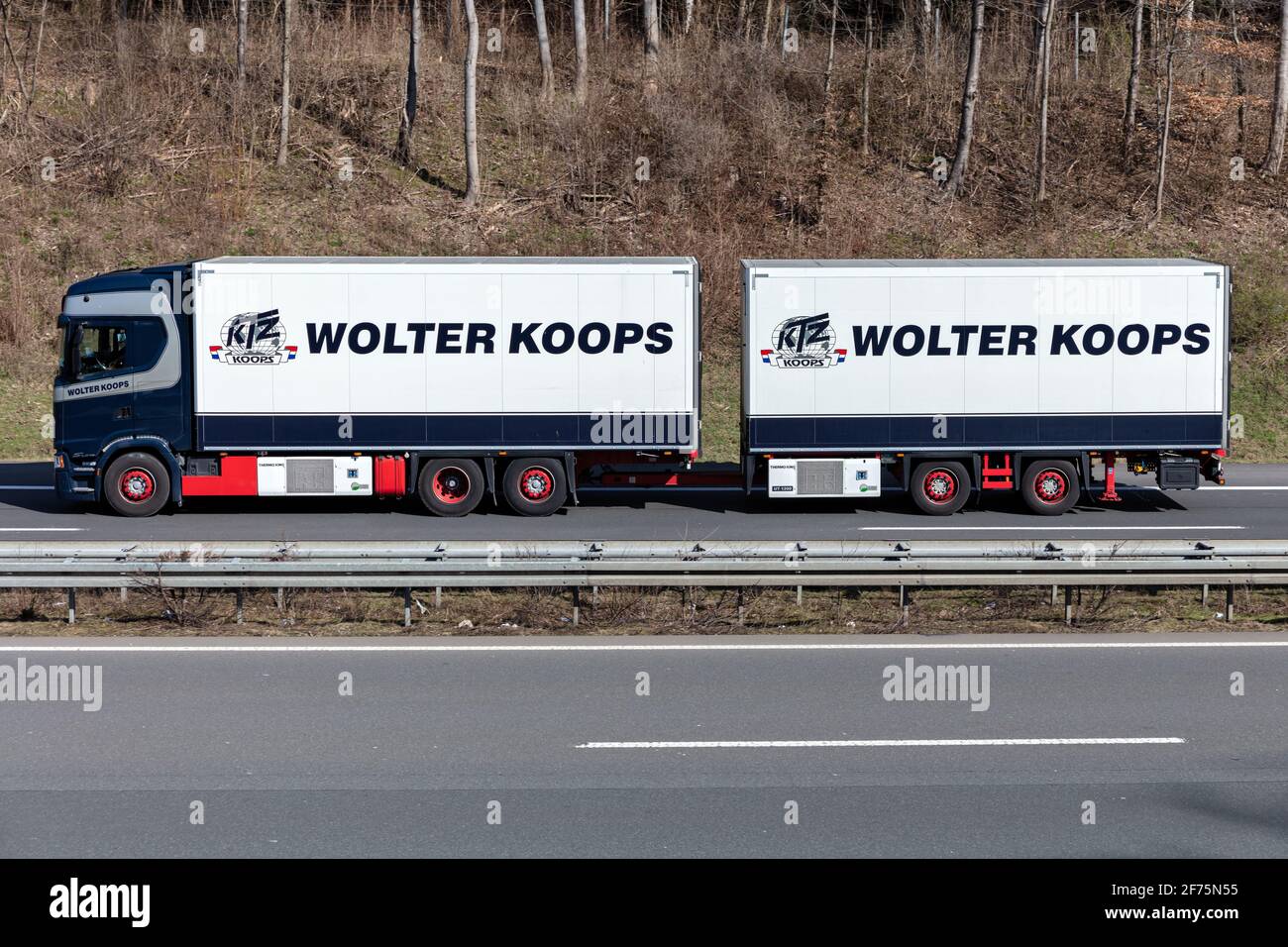 Dumper combinato con controllo della temperatura Wolter Koops Scania su autostrada. Foto Stock