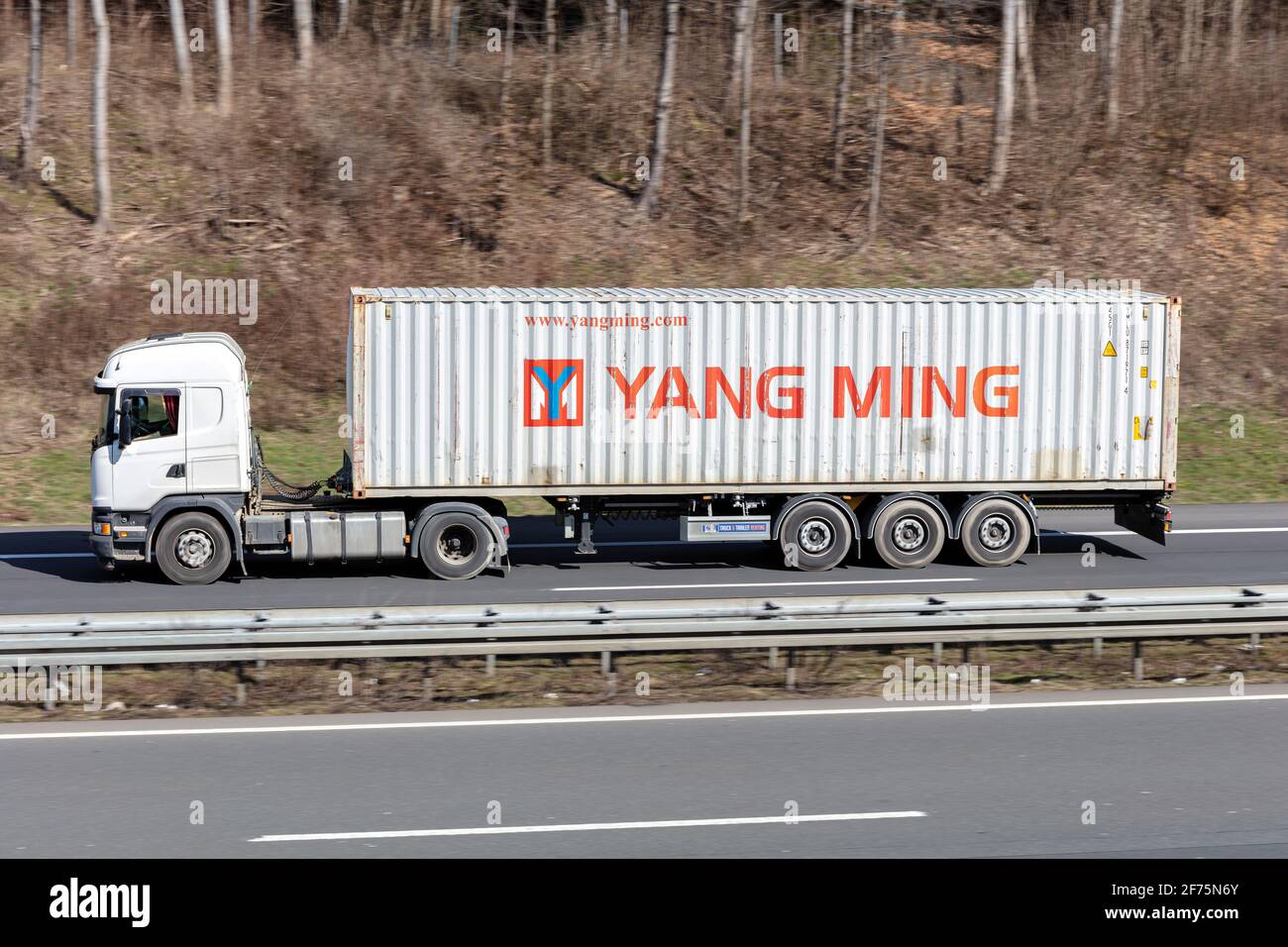 Carrello Scania con container Yang Ming in autostrada. Foto Stock