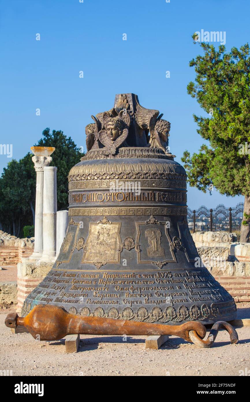 Ucraina, Crimea, Sevastopol, Antica Città di Khersoness, Campana fuori della Cattedrale di San Vladimir Foto Stock