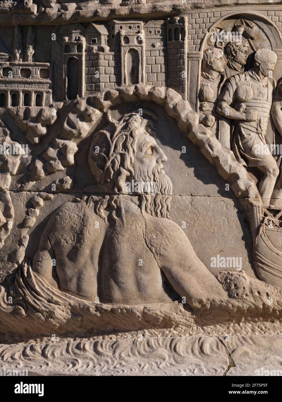 Roma. Italia. Colonna di Traiano (colonna Traiana), 113 d.C. Particolare di scena raffigurante la personificazione del Danubio come il Dio romano Danubius. Foto Stock