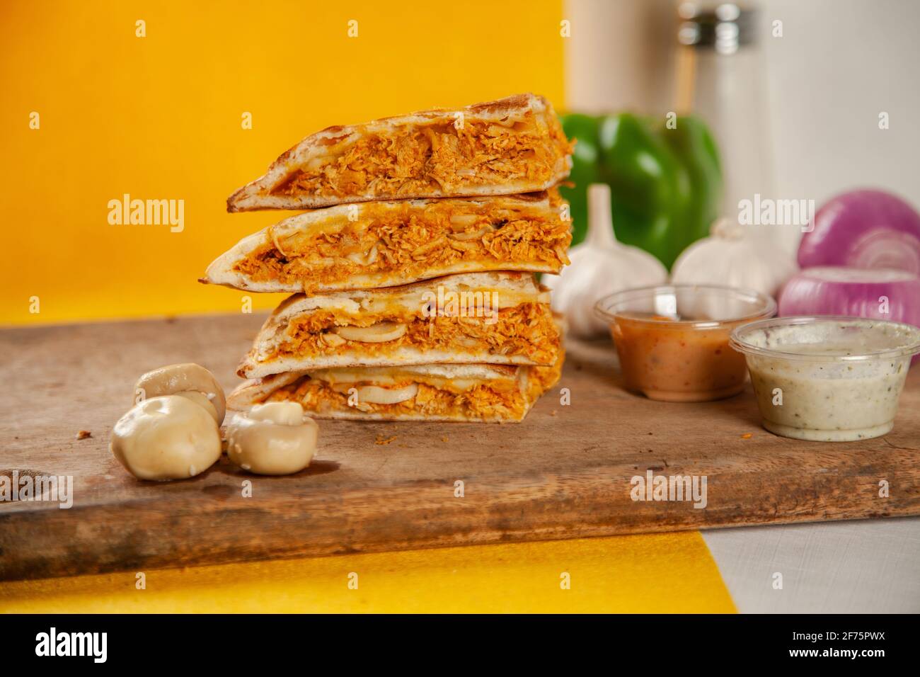 Nana ripiena di pollo con salsa dipper bianca, cibo locale per pizza desi. Foto Stock