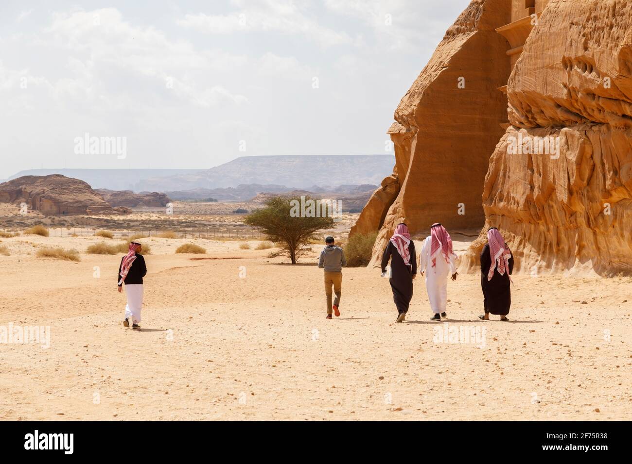 Al Ula, Arabia Saudita, 19 2020 febbraio: Quattro sauditi e un turista occidentale visitano le tombe di Jabal al al Banat Foto Stock