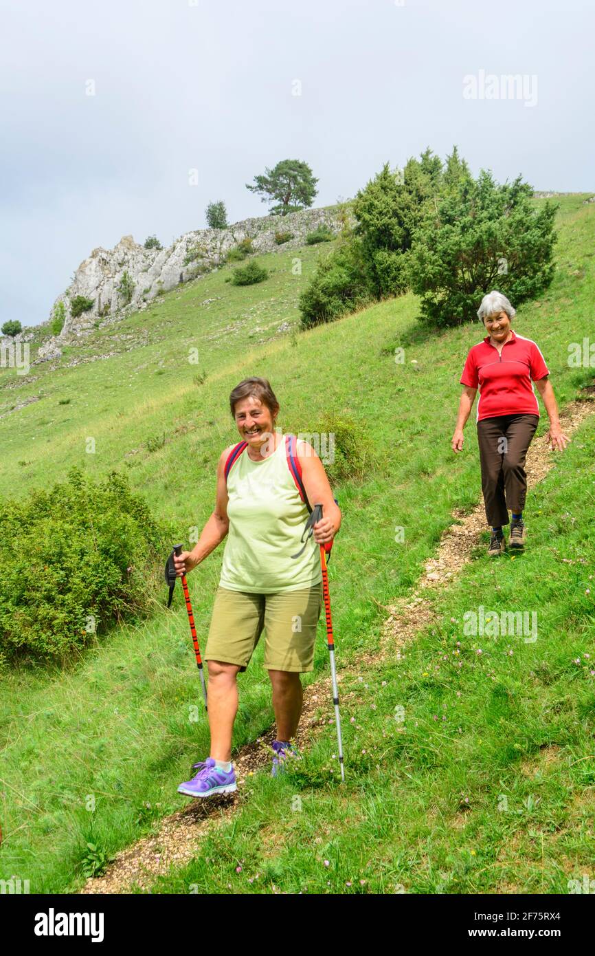 Buon-umored anziani escursioni in natura idilliaca Foto Stock