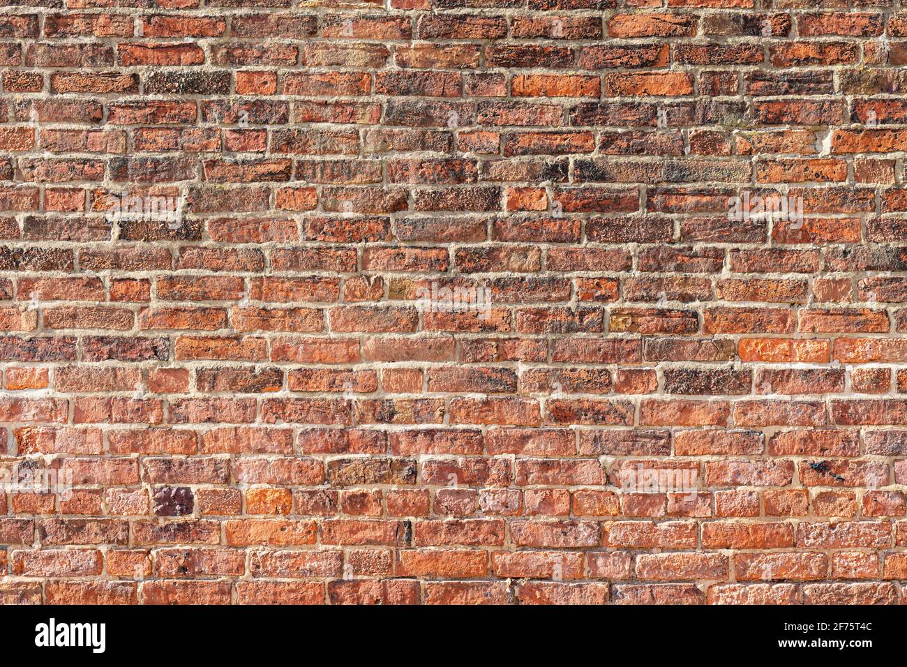Muro di mattoni sfondo varietà di mattoni muro di mattoni che mostra segni di agenti atmosferici e usura, mattoni fatti a mano con Malta di calce alta risoluzione Foto Stock