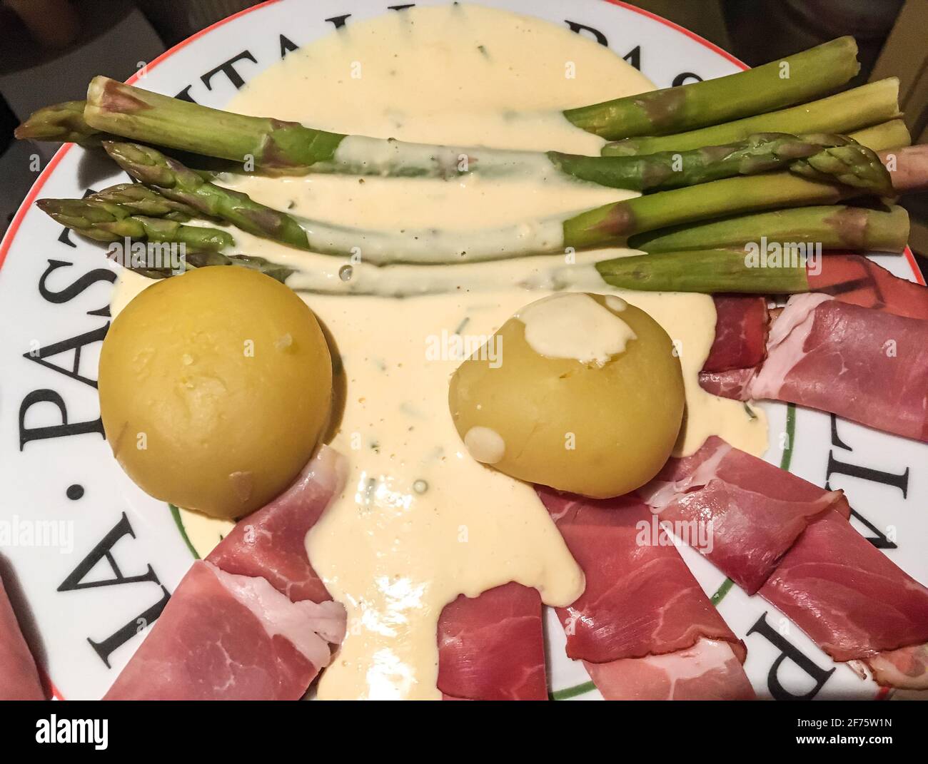 Asparagi verdi con salsa hollandaise e patate Foto Stock