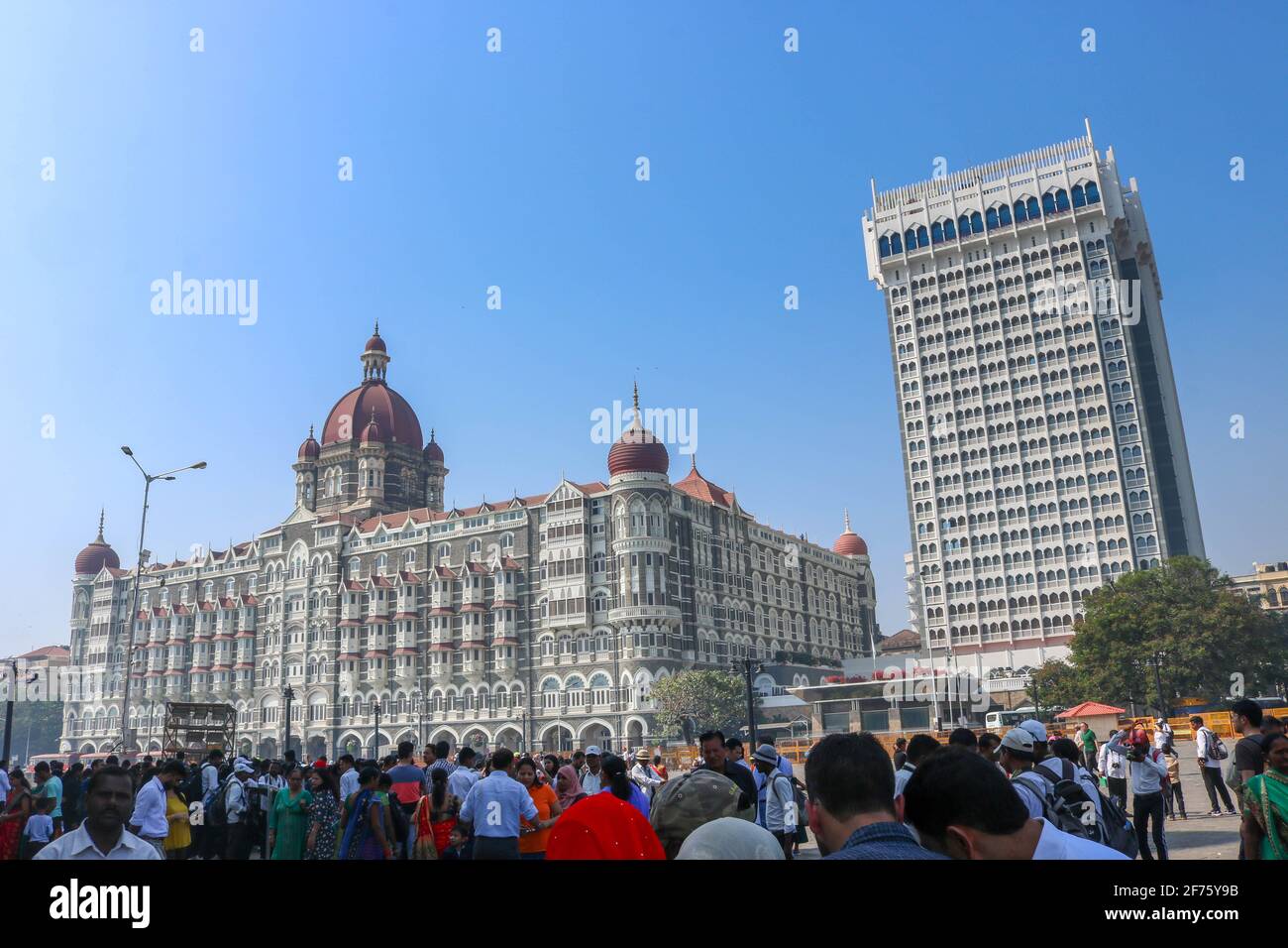 Una vista del Taj Mahal Palace Hotel dal Gateway of India situato nella regione Colaba di Mumbai, Maharashtra. Foto Stock