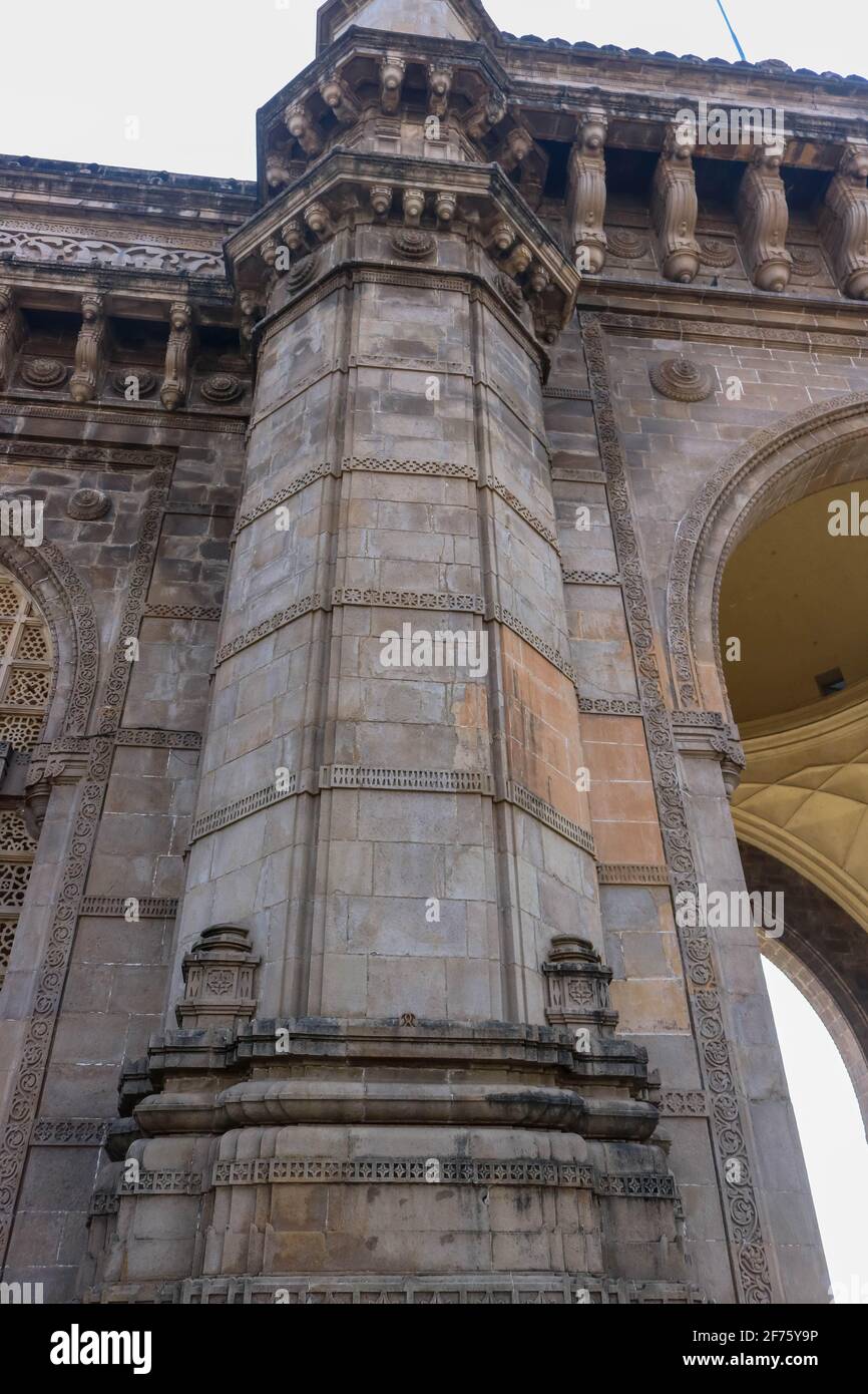 Un primo piano dell'intricata architettura della 'porta d'India' costruita all'inizio del ventesimo secolo nella città di Mumbai, nello stato indiano Foto Stock