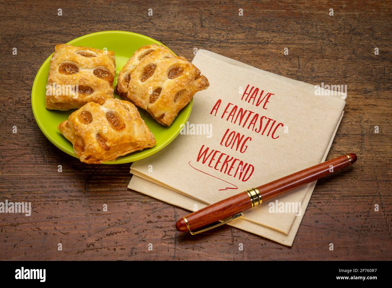 un fine settimana lungo fantastico - calligrafia ispirata su un tovagliolo con morsi di strudel Foto Stock