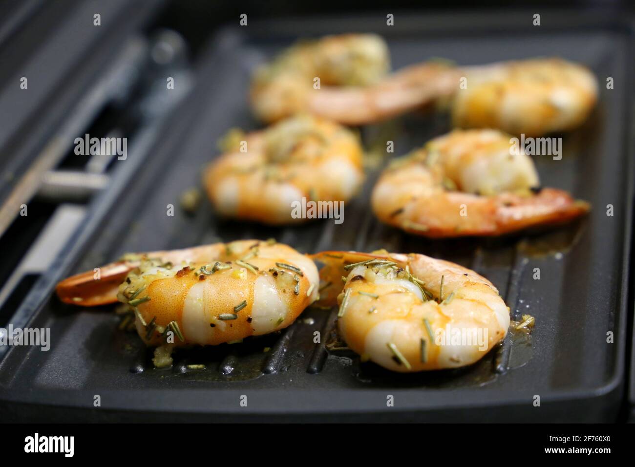 I gamberetti sono grigliati con spezie. Gamberi da cucina, piatto delizioso Foto Stock