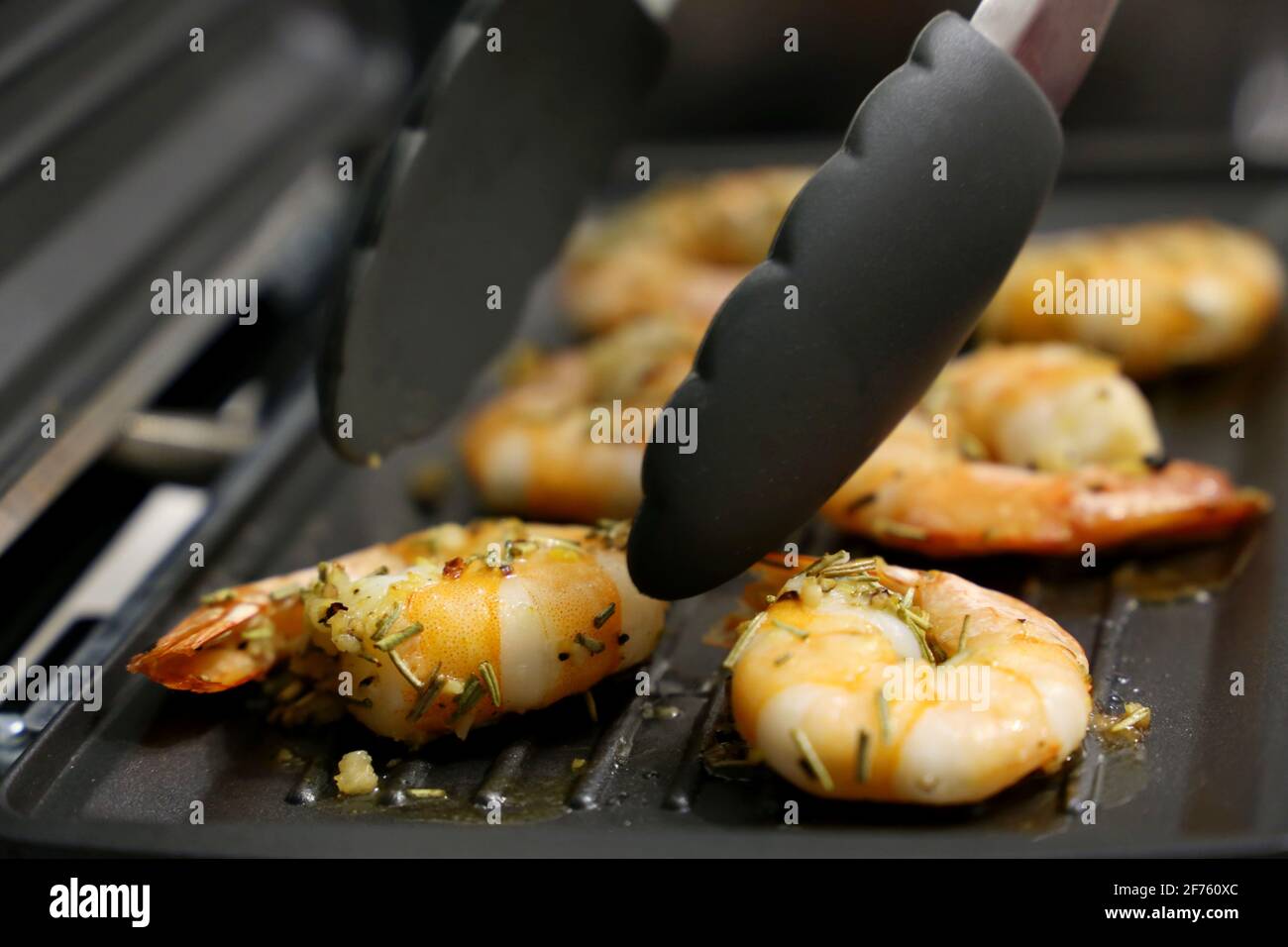 I gamberetti sono grigliati con spezie. Gamberi da cucina, piatto delizioso Foto Stock