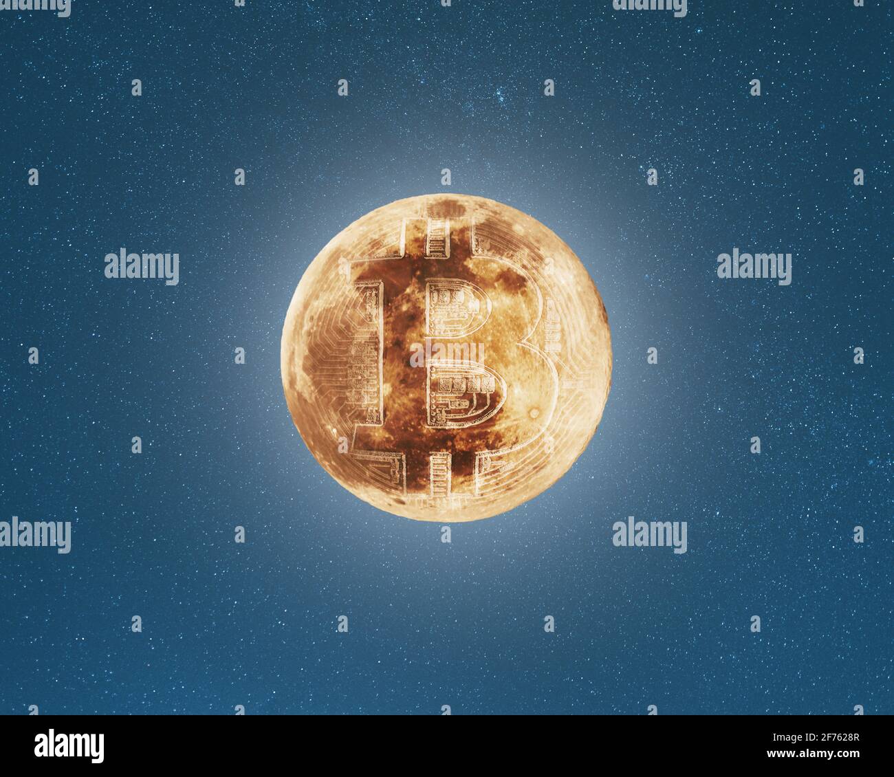 Simbolo della moneta di Bitcoin sulla superficie piena della luna, sfondo stellato del cielo, criptovaluta al concetto della luna Foto Stock