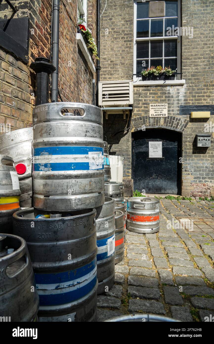 Barili di birra accatastati all'esterno di una cantina di birra da pub in preparazione della riapertura dei pub il 12 aprile. Londra, Regno Unito Foto Stock