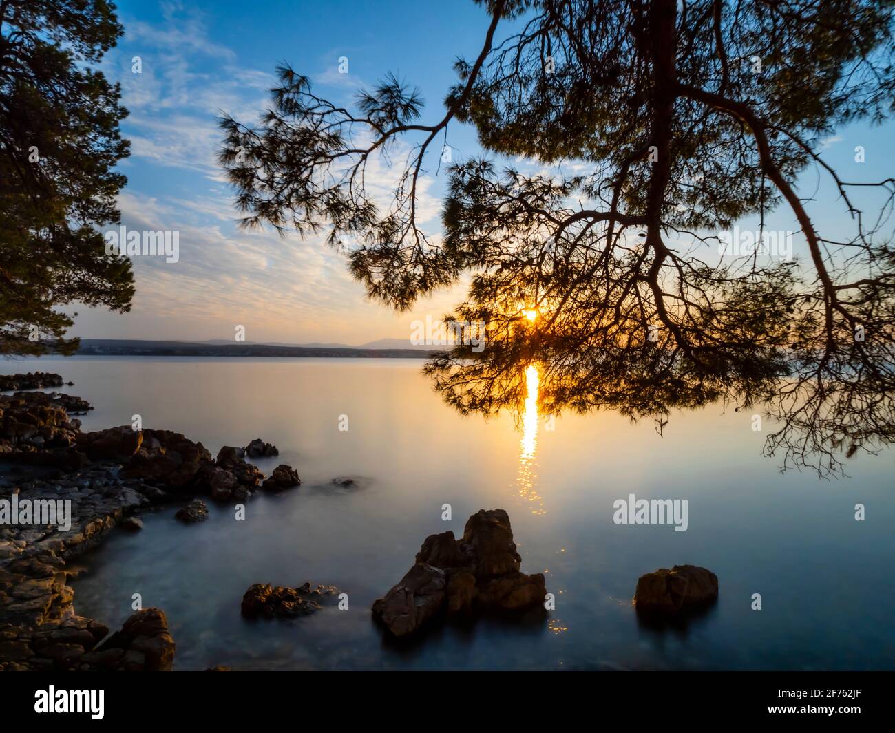 Calma calma calma superficie tranquilla lunga esposizione Malinska sull'isola di Krk In Croazia Europa Foto Stock