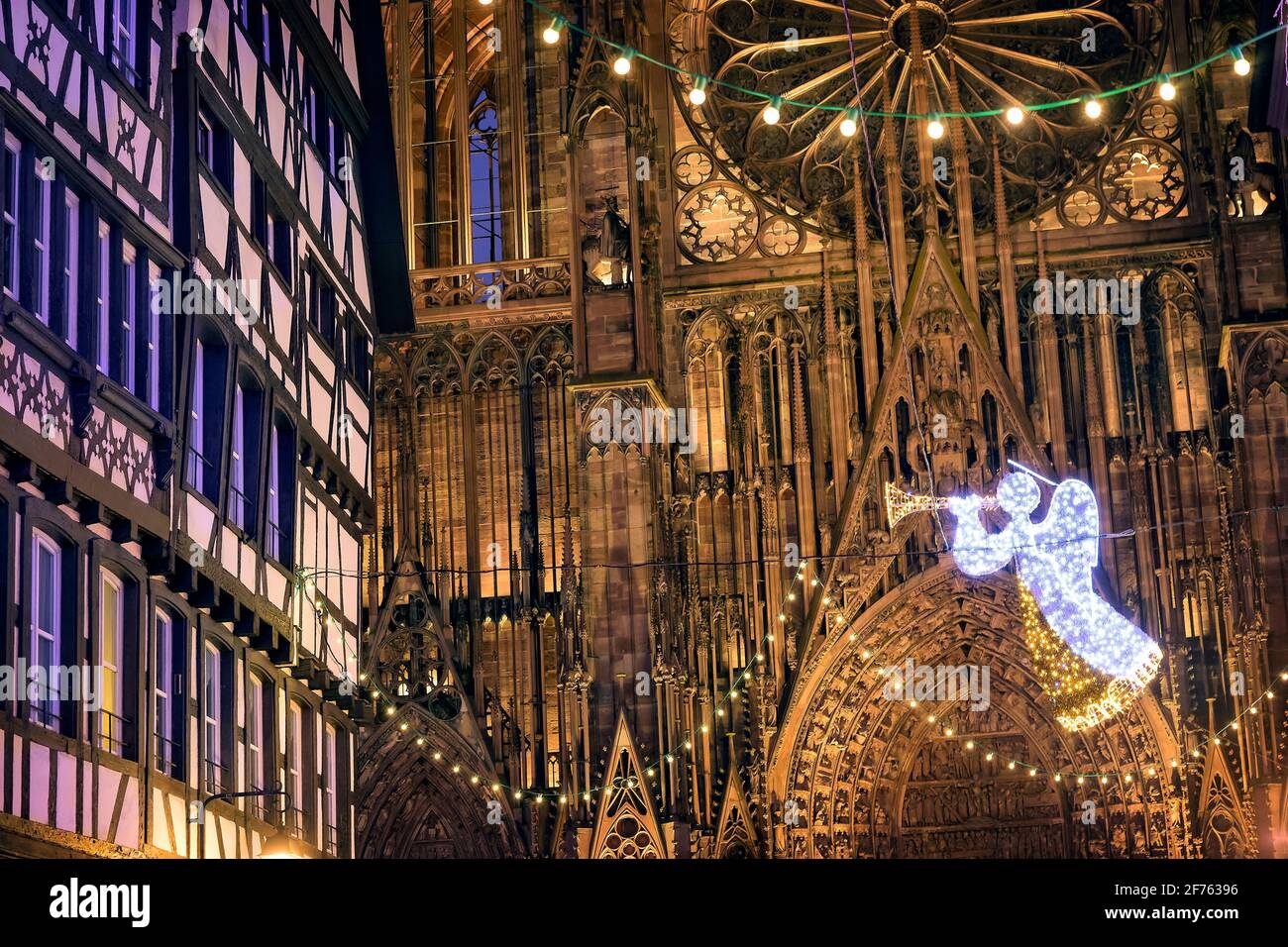 Francia, Alsazia, basso Reno, Strasburgo, mercatino di Natale, la cattedrale per le strade. Foto Stock