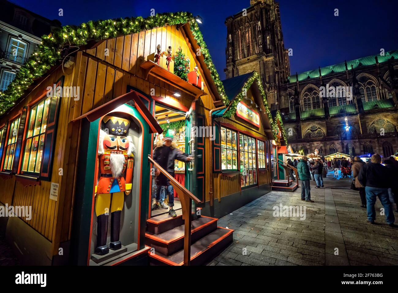 Francia, Alsazia, basso Reno, Strasburgo, mercatino di Natale, vicino alla cattedrale. Foto Stock