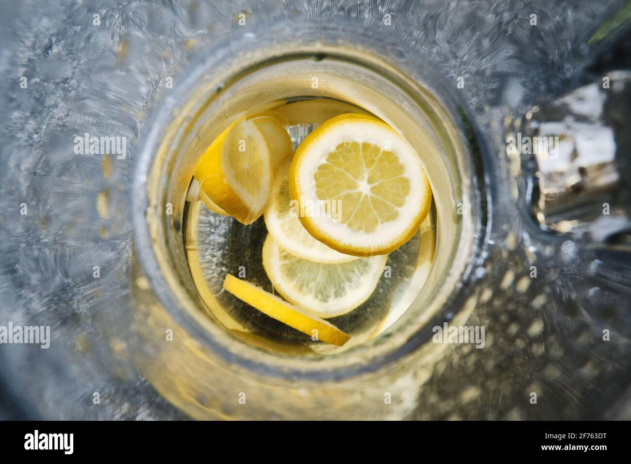 Limone sul fondo del decanter Foto Stock