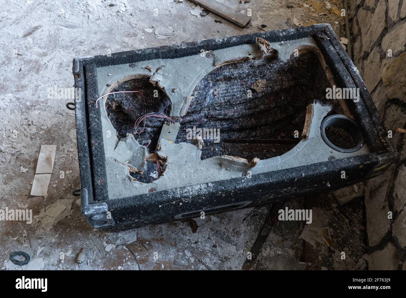 Altoparlante vecchio e danneggiato sul pavimento dell'edificio abbandonato Foto Stock