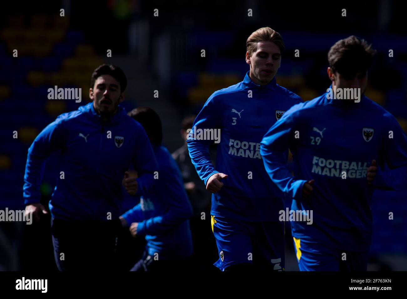 LONDRA, REGNO UNITO. 5 APRILE: Wimbledon si riscalda durante la partita Sky Bet League 1 tra AFC Wimbledon e Fleetwood Town a Plough Lane, Wimbledon, Londra, lunedì 5 aprile 2021. (Credit: Federico Maranesi | MI News) Credit: MI News & Sport /Alamy Live News Foto Stock