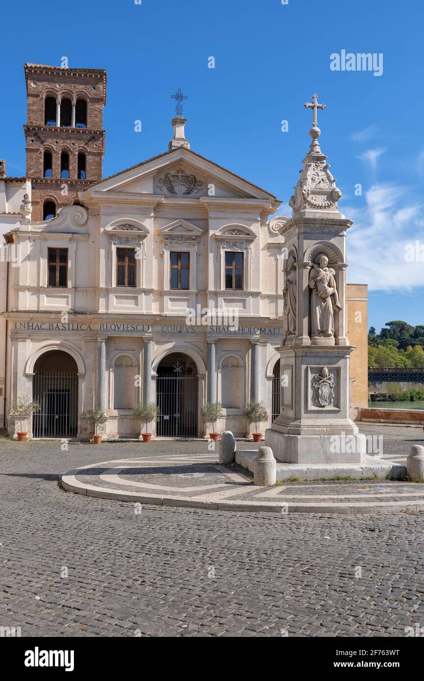 Italia, Basilica di San Bartolomeo sull'Isola (Basilica di San Bartolomeo all'Isola) e Piazza con il monumento alla guglia di Pio IX Foto Stock