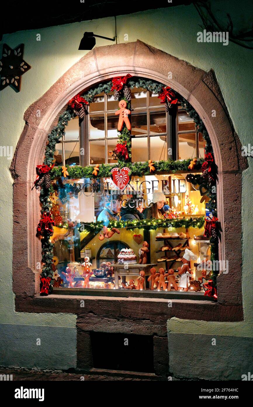 Francia, Alsazia, Alto Reno, Kaysersberg, mercatino di Natale nella città vecchia. Foto Stock