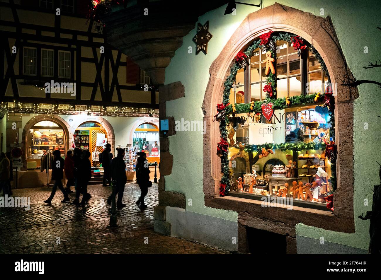 Francia, Alsazia, Alto Reno, Kaysersberg, mercatino di Natale nella città vecchia. Foto Stock