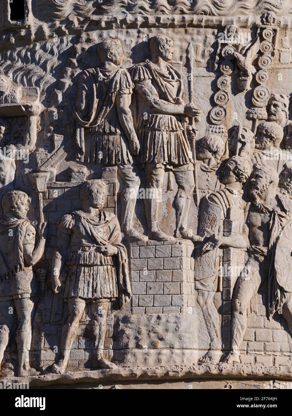 Roma. Italia. Colonna di Traiano (colonna Traiana), 113 d.C. Particolare mostra Traiano imperatore romano che si rivolge alle sue truppe (Adlocutio). La colonna di Trajan com Foto Stock