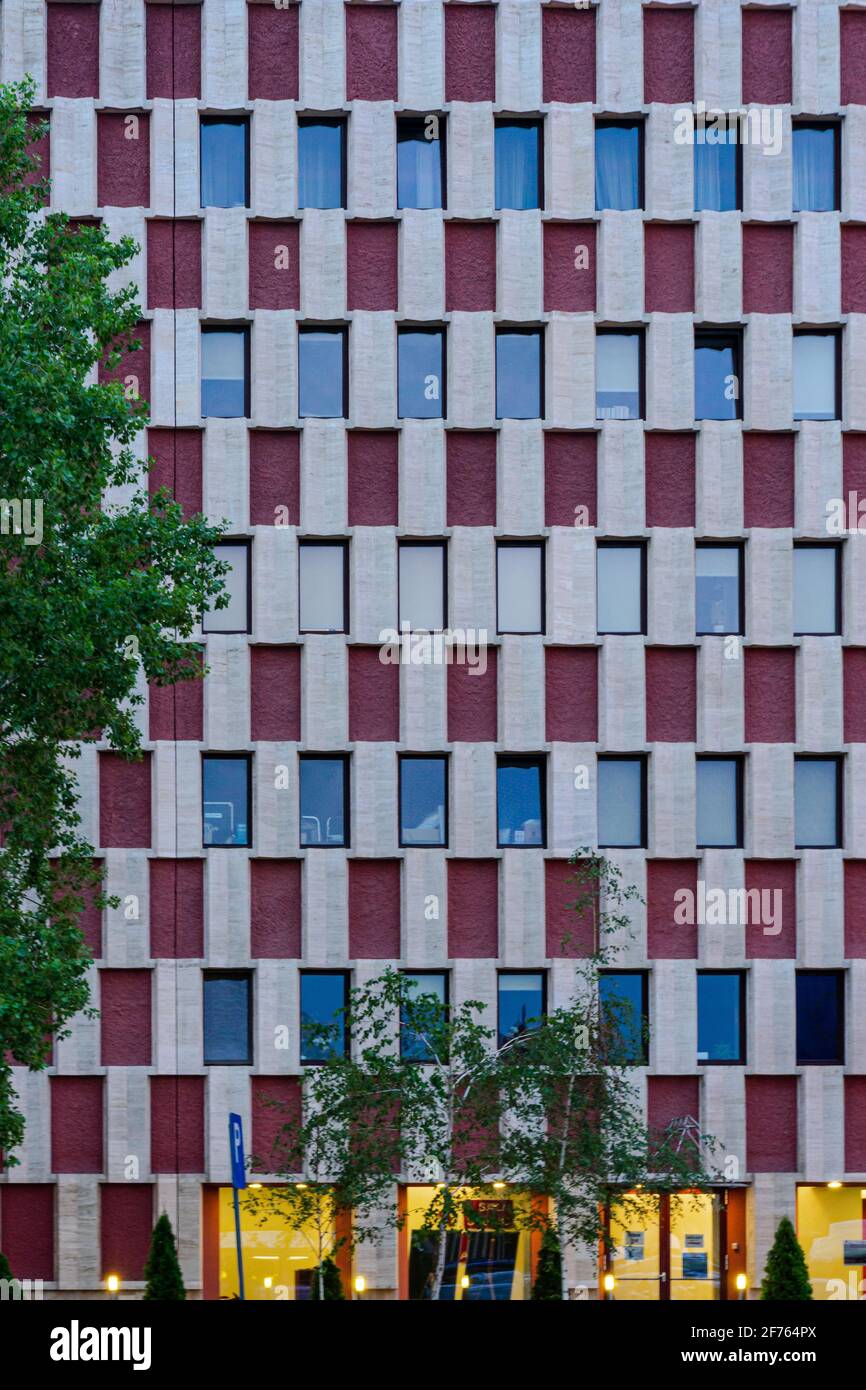 Esterno simmetrico dell'edificio del Teatro Nazionale con blocchi viola e grigi e finestre moderne, Bucarest, Romania Foto Stock