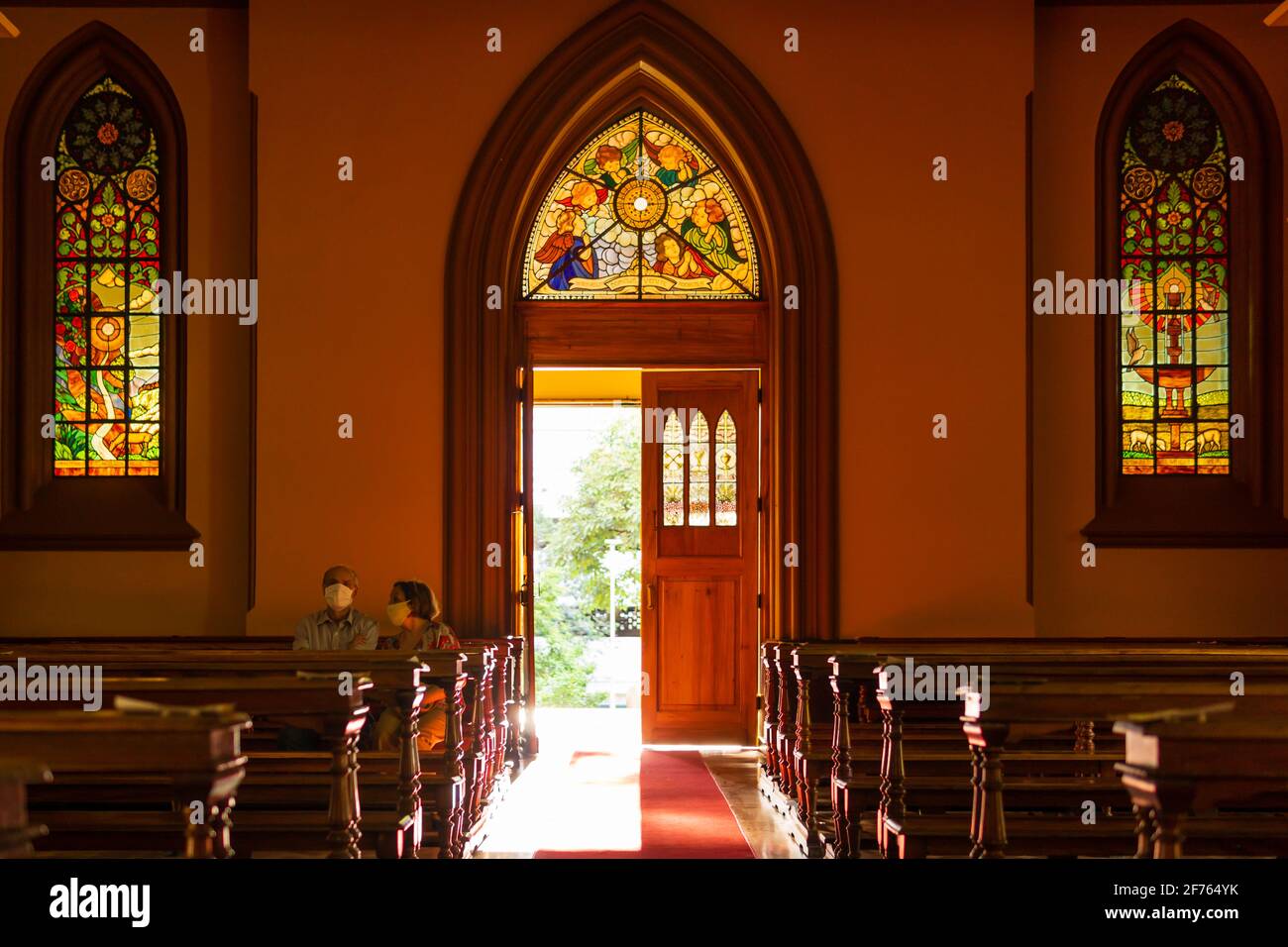 Coppie anziane in attesa di messa alla Cattedrale di nostra Signora del buon viaggio, Belo Horizonte, Brasile, durante la pandemia COVID-19. Foto Stock