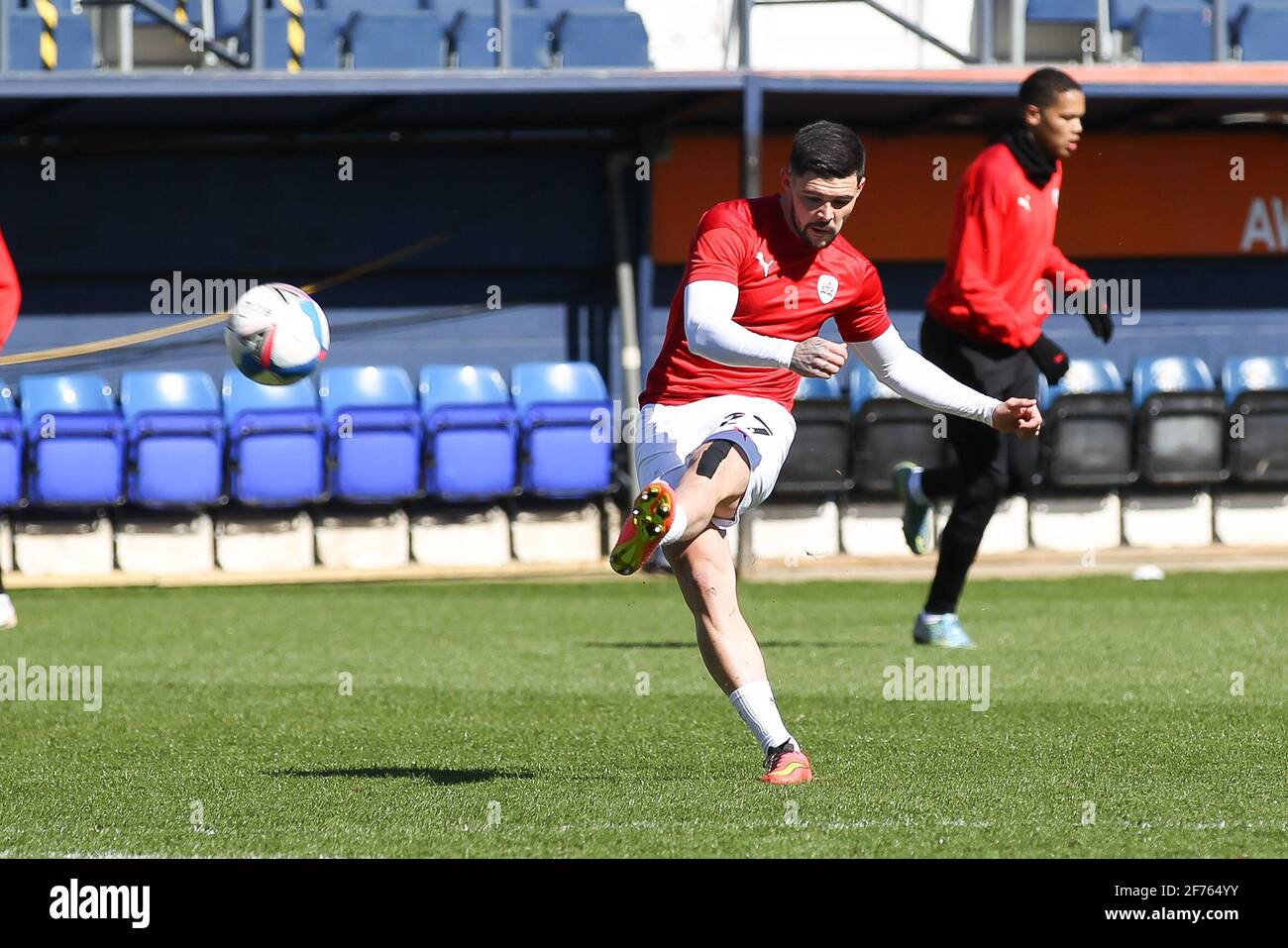 Luton, Regno Unito. 05 aprile 2021. Alex Mowatt di Barnsley si riscalda durante la partita del campionato EFL Sky Bet tra Luton Town e Barnsley a Kenilworth Road, Luton, Inghilterra, il 5 aprile 2021. Foto di Ken Sparks. Solo per uso editoriale, è richiesta una licenza per uso commerciale. Nessun utilizzo nelle scommesse, nei giochi o nelle pubblicazioni di un singolo club/campionato/giocatore. Credit: UK Sports Pics Ltd/Alamy Live News Foto Stock