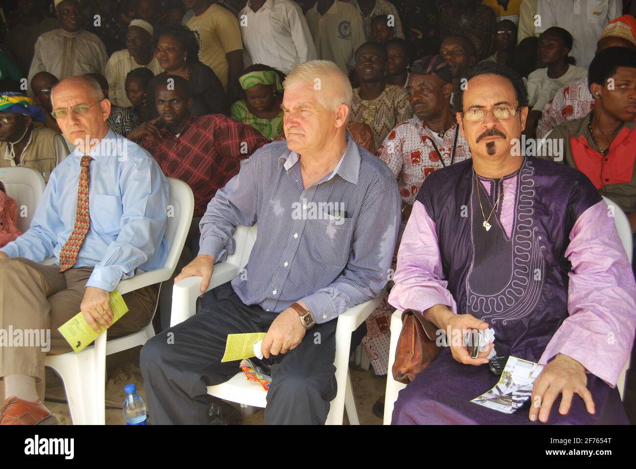 Turisti stranieri che guardano i ballerini Masquerade durante il Black Heritage Festival, Badagry, Lagos, Nigeria. Foto Stock