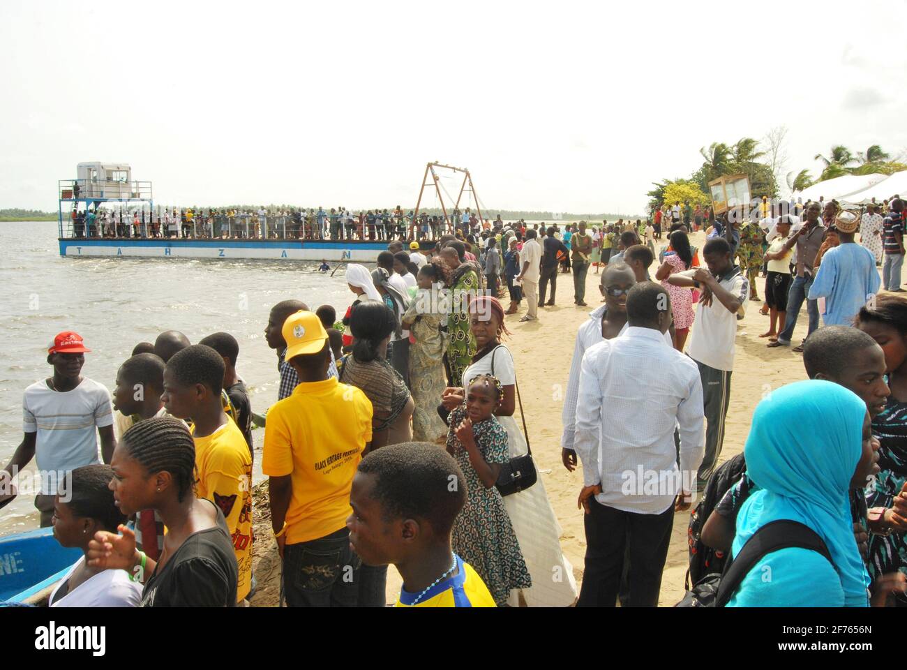 Persone che guardano un arco usato durante il commercio degli schiavi a Badagry, Lagos, Nigeria. Foto Stock