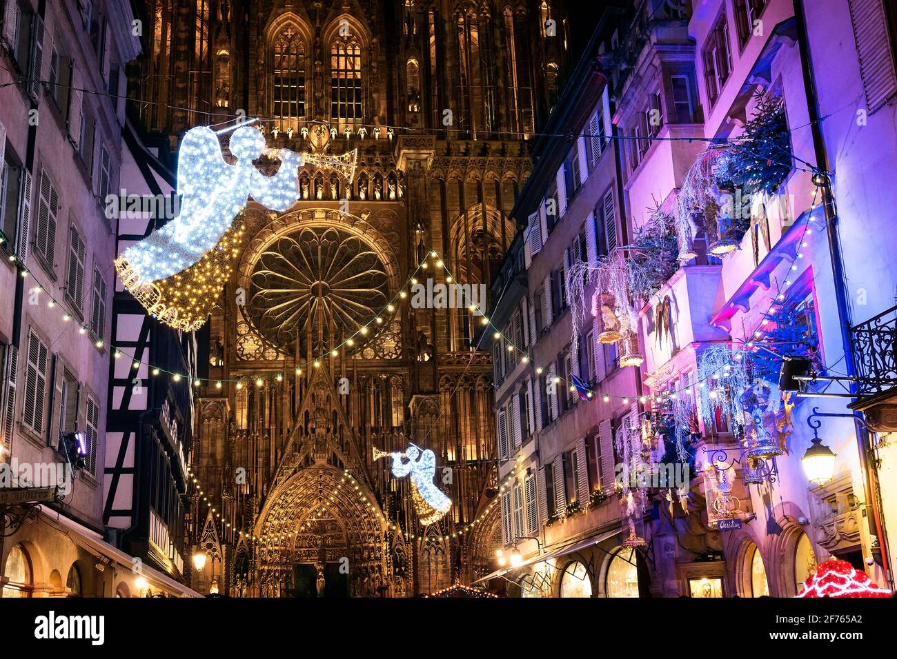 Francia, Alsazia, basso Reno, Strasburgo, mercatino di Natale, la cattedrale per le strade. Foto Stock
