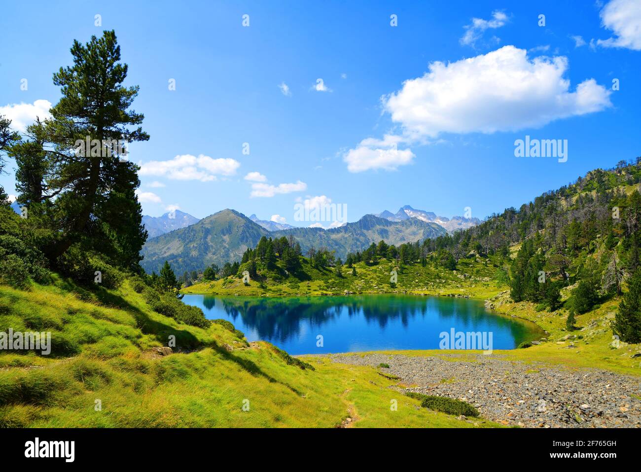 Splendido paesaggio montano nella riserva naturale nazionale di Neouvielle, Lac de Bastan inferieur, Pirenei francesi. Foto Stock
