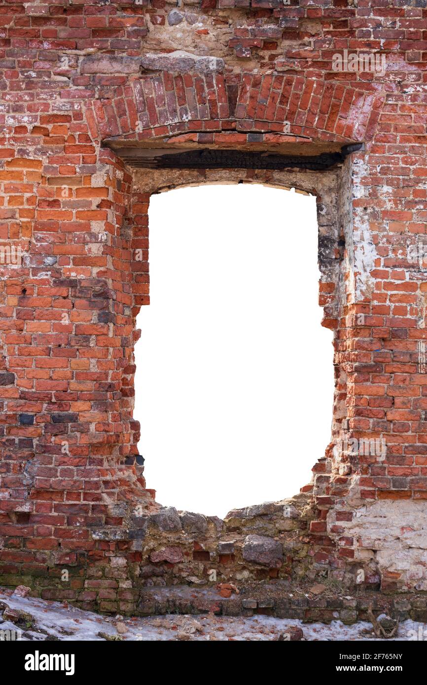 muro distrutto di vecchi mattoni con un buco al centro. isolato su sfondo bianco. grunge cornice. telaio verticale. Foto di alta qualità Foto Stock