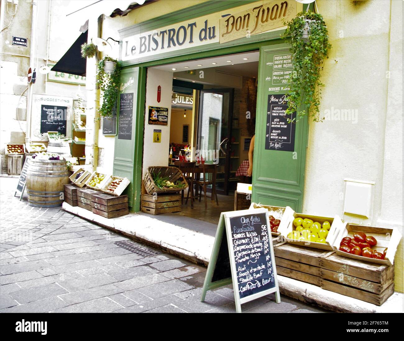 Bistrot bello in città vecchia, Antibes, Costa Azzurra, Francia Foto Stock