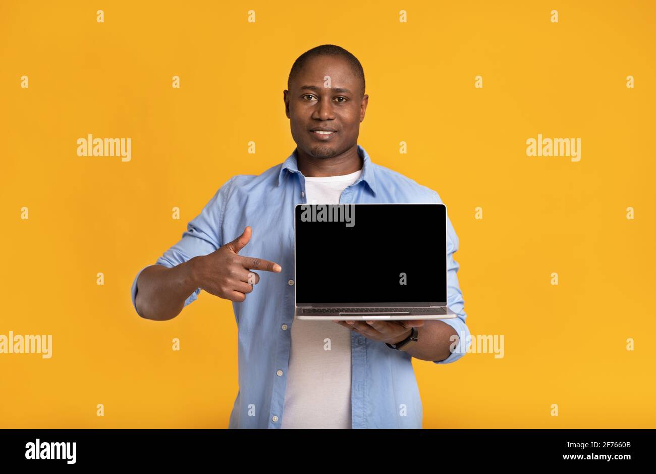 Raccomandazione di Web site, servizio in linea, annuncio e consiglio dall'uomo Foto Stock